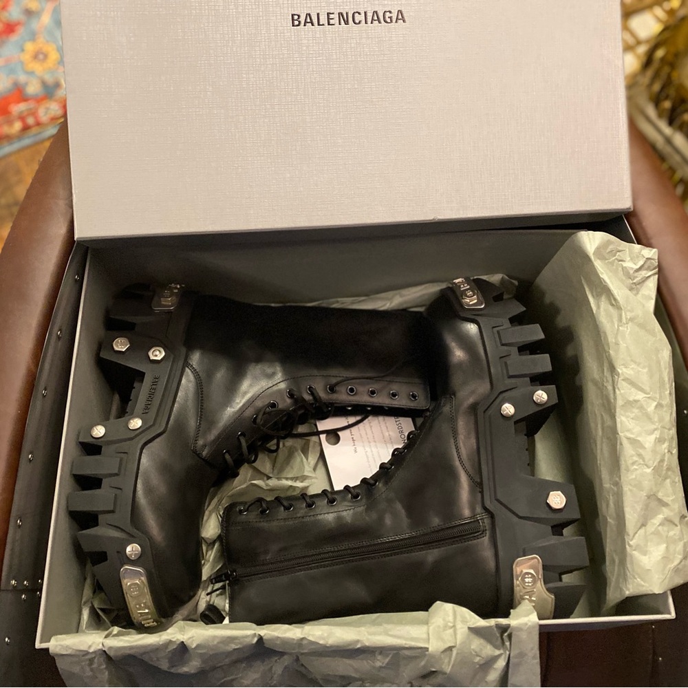 BALENCIAGA BULLDOZER LACE-UP BOOT IN BLACK - Picture 4 of 13